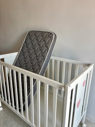 Cuna bebé blanca con colchón