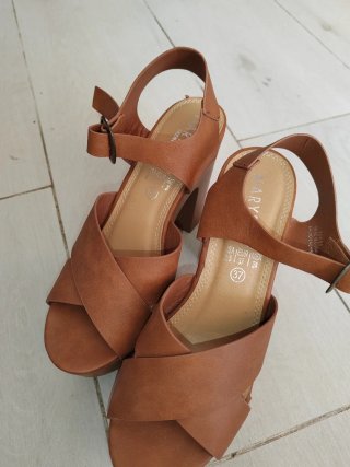 Sandalias de tacón marrón