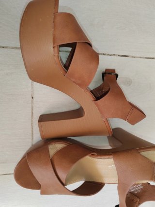Sandalias de tacón marrón