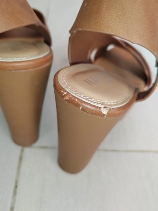 Sandalias de tacón marrón