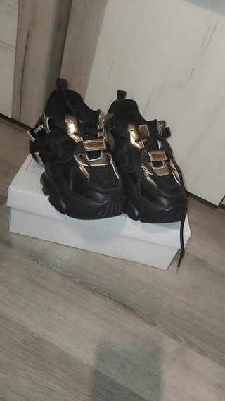 Zapatillas deportivas negras y doradas talla 37