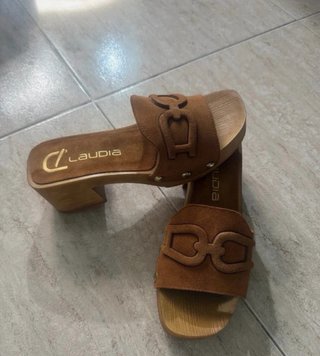 Zuecos camel tacón madera