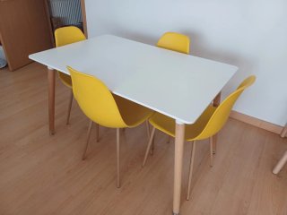 Mesa y 4 Sillas Amarillas