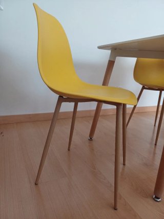 Mesa y 4 Sillas Amarillas