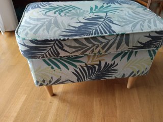 Butaca con reposapiés estampado floral