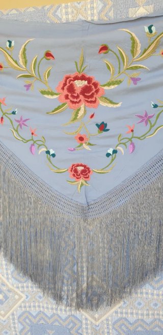 Mantón bordado floral azul