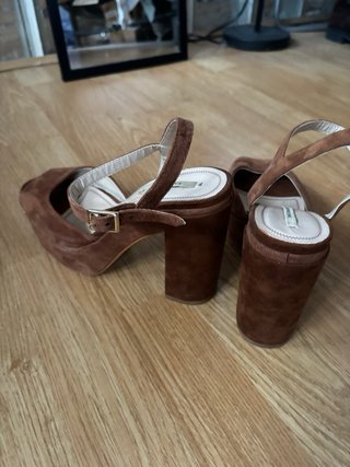 Sandalias de tacón marrón