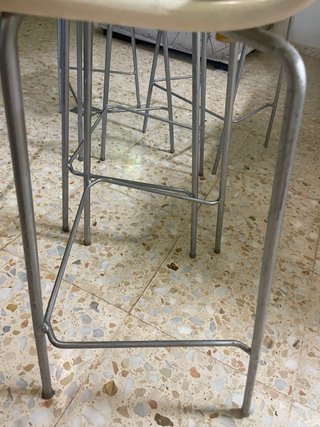 5 cómodos taburetes altos, estructura aluminio.