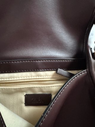 Bolso bandolera Zara marrón con asa dorada