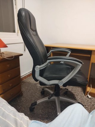 Silla de oficina y gaming negra