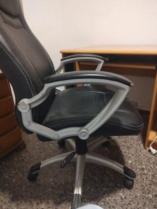 Silla de oficina y gaming negra