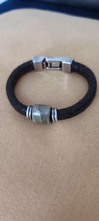 Pulsera de cuero trenzado con cierre plateado