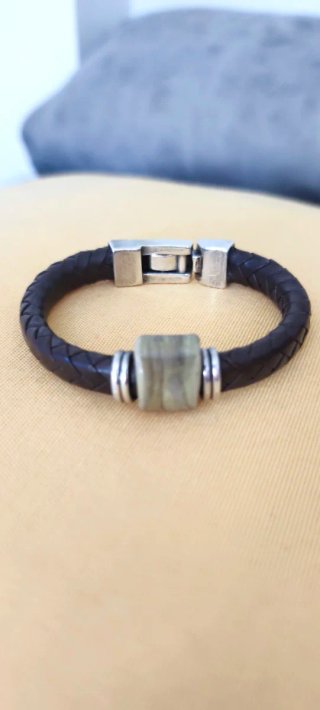 Pulsera de cuero trenzado con cierre plateado