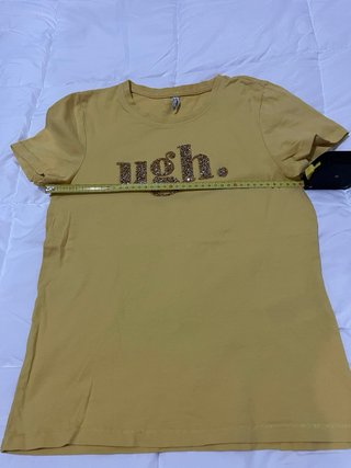Camiseta de chica de la marca ONLY, color amarillo