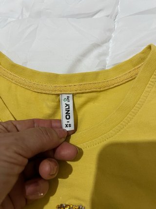Camiseta de chica de la marca ONLY, color amarillo