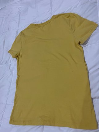 Camiseta de chica de la marca ONLY, color amarillo