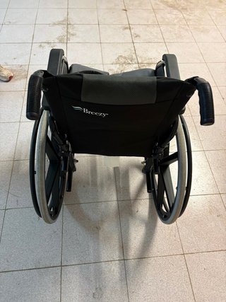 Silla de ruedas con apoyapies plegables