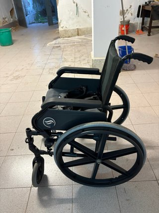 Silla de ruedas con apoyapies plegables