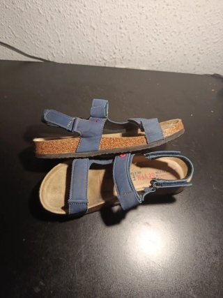 Chanclas azules y beige
