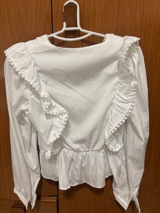 Blusa blanca romántica con volantes