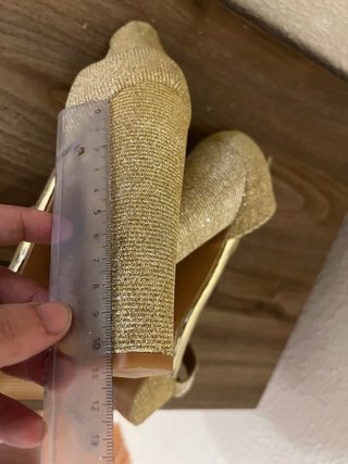 Zapatos de tacón dorados con plataforma