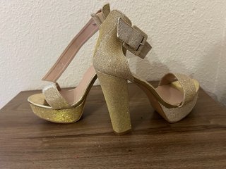 Zapatos de tacón dorados con plataforma