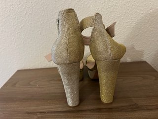 Zapatos de tacón dorados con plataforma