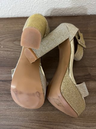 Zapatos de tacón dorados con plataforma