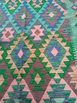 Alfombra estilo Kilim rosa y verde
