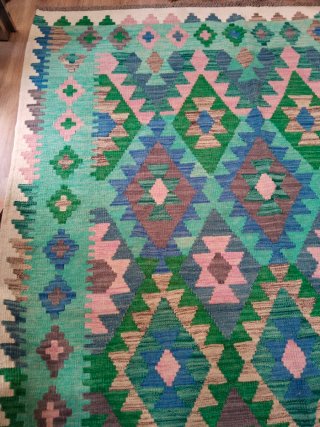 Alfombra estilo Kilim rosa y verde