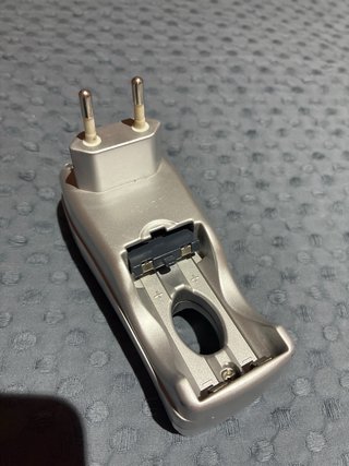 Caricabatterie per batterie AA e AAA