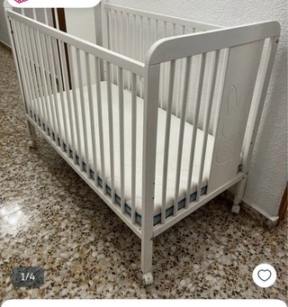 Cuna blanca con ruedas