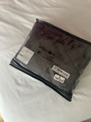Funda nórdica y fundas almohada grises.