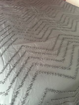 Funda nórdica y fundas almohada grises.