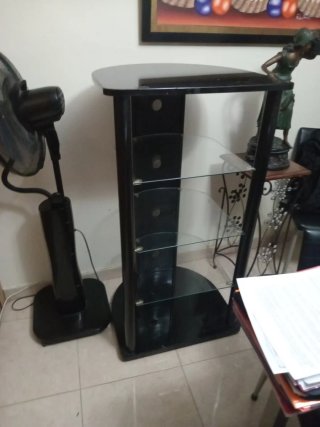 Mesa para equipos audiovisuales negra