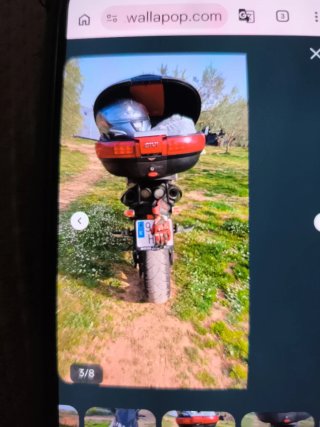 Moto Naked Negra con Baúl
