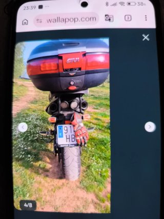 Moto Naked Negra con Baúl