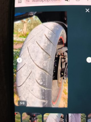 Moto Naked Negra con Baúl