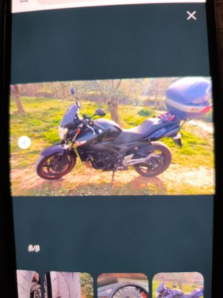 Moto Naked Negra con Baúl