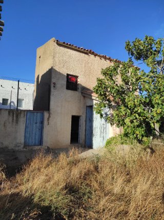 Casa de campo con cochera.