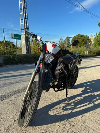 Rieju Low Supermotard Negra y Roja