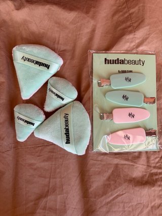 Huda Beauty Set de Polvos y Pinzas para el Cabello