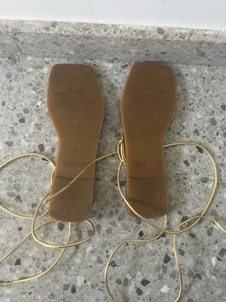 Sandalias doradas tiras finas T.39