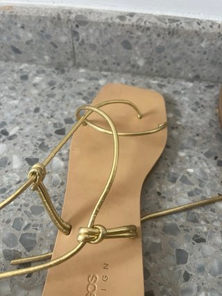 Sandalias doradas tiras finas T.39
