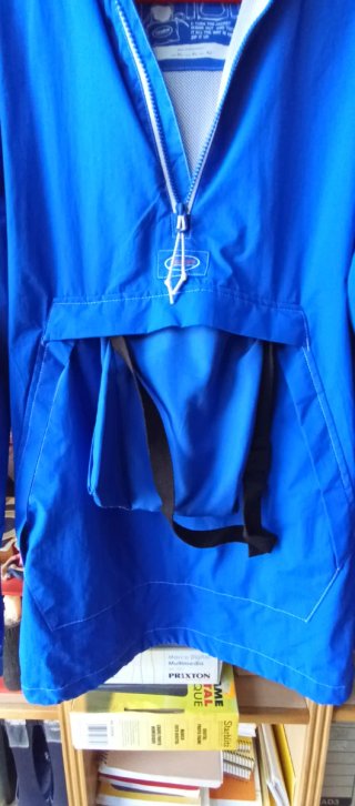 Chubasquero Canguro Pull&Bear Azul