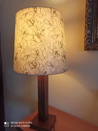Lámpara vintage pie madera floral