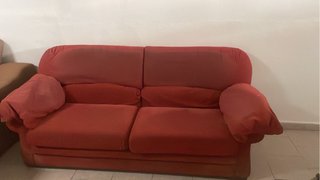 Sofá de tela rojo
