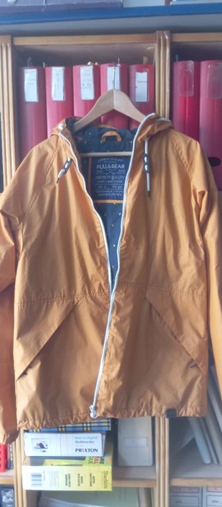 Chaqueta impermeable Pull and Bear naranja