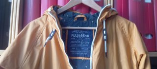 Chaqueta impermeable Pull and Bear naranja