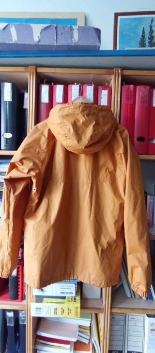 Chaqueta impermeable Pull and Bear naranja